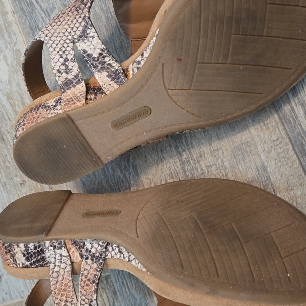 Comfortiva Snakeskin Print Sandal With Gold Front T-Strap Size 7.5 - Picture 5 of 7
